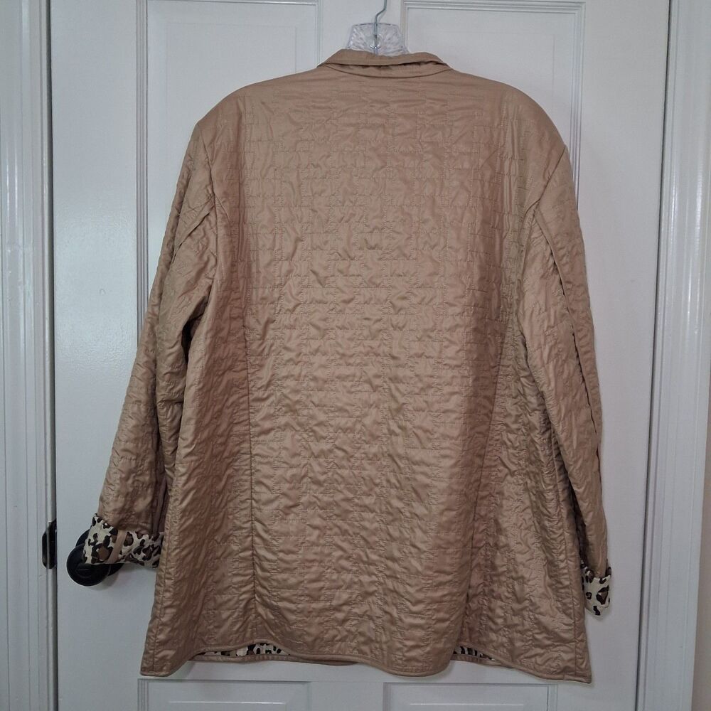 Chico's Sz 3 Quilted Jacket Tan Beige Leopard Animal Print Lining Pins Included - Picture 4 of 16